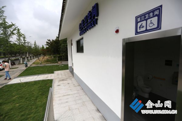 在公厕被万人C尿里面不许漏出来在公厕遭遇万人C尿的惊险经历-第3张图片