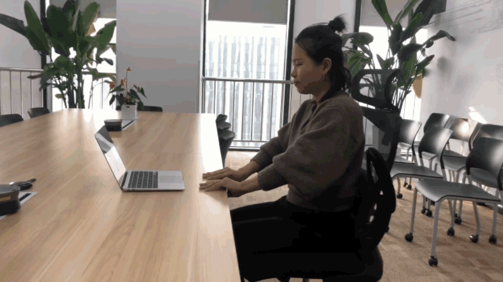 自己扶好了对准确了坐下来电影自己扶好椅子，坐下更准确-第1张图片