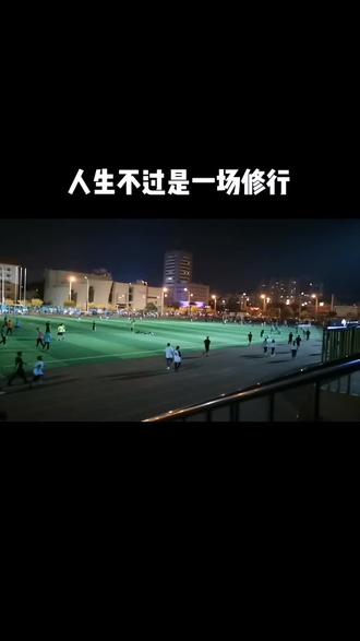 走一步故意深深地撞楼梯故意走一步撞楼梯