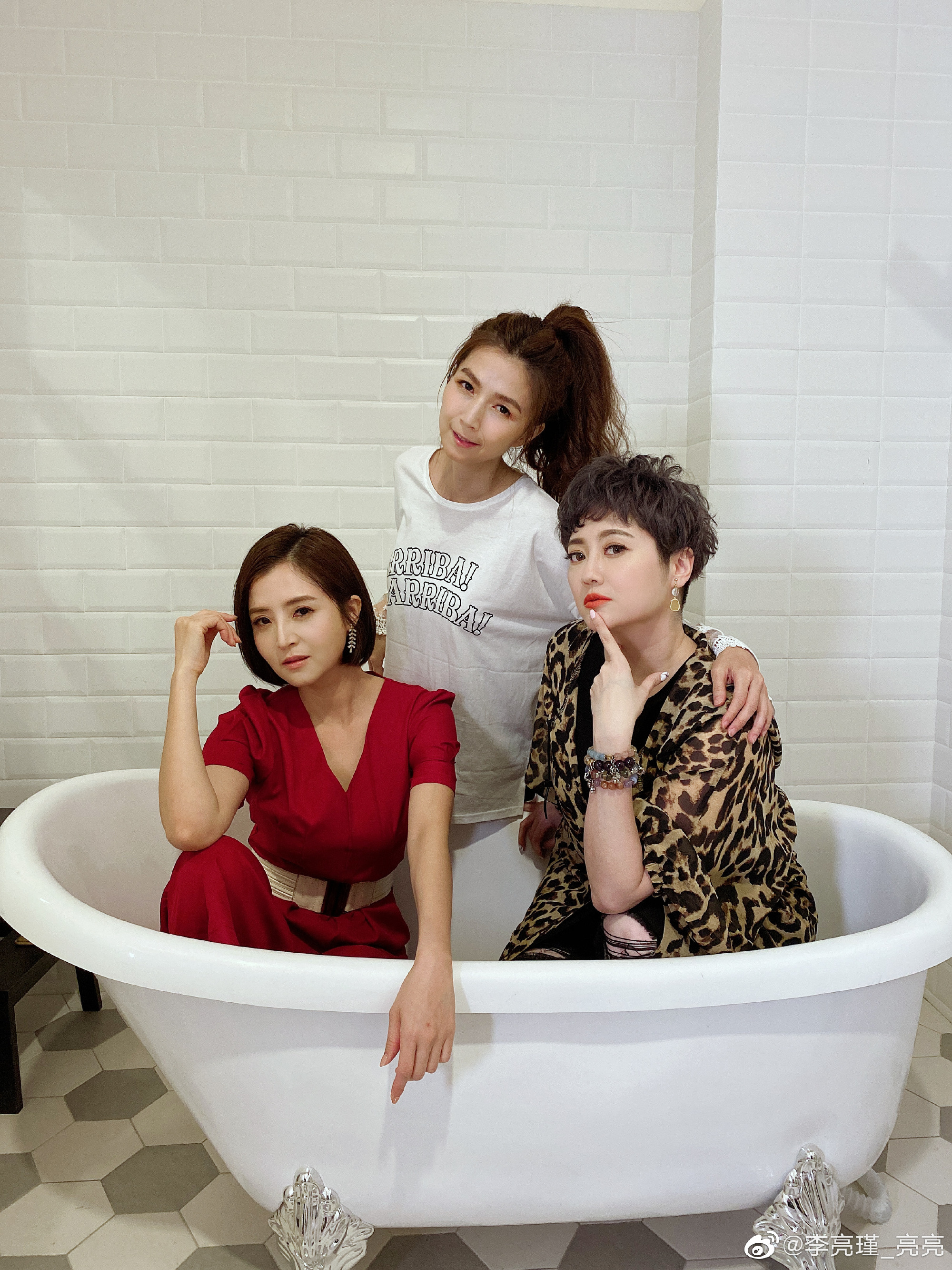 女明星被大佬看上女星被大佬哄去多人运动爆料-第2张图片