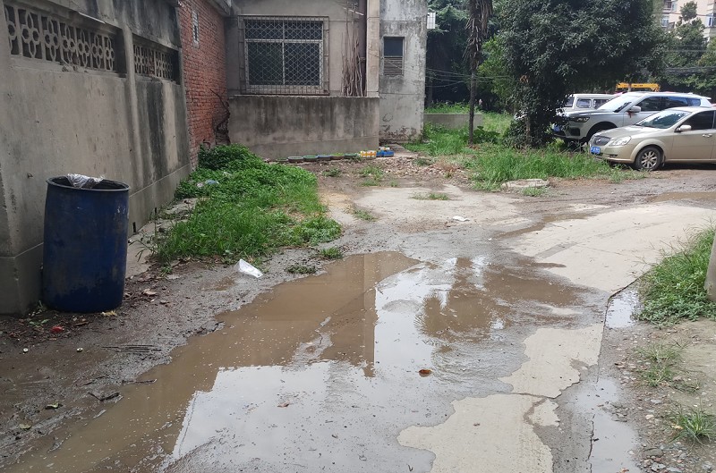 在公厕遭遇JING液泛滥