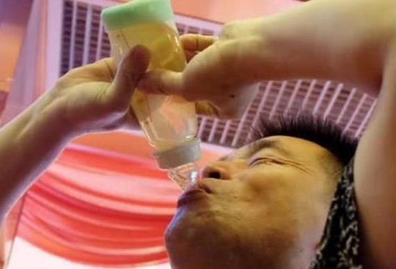 托着奶头喂男人A片奶水-第1张图片