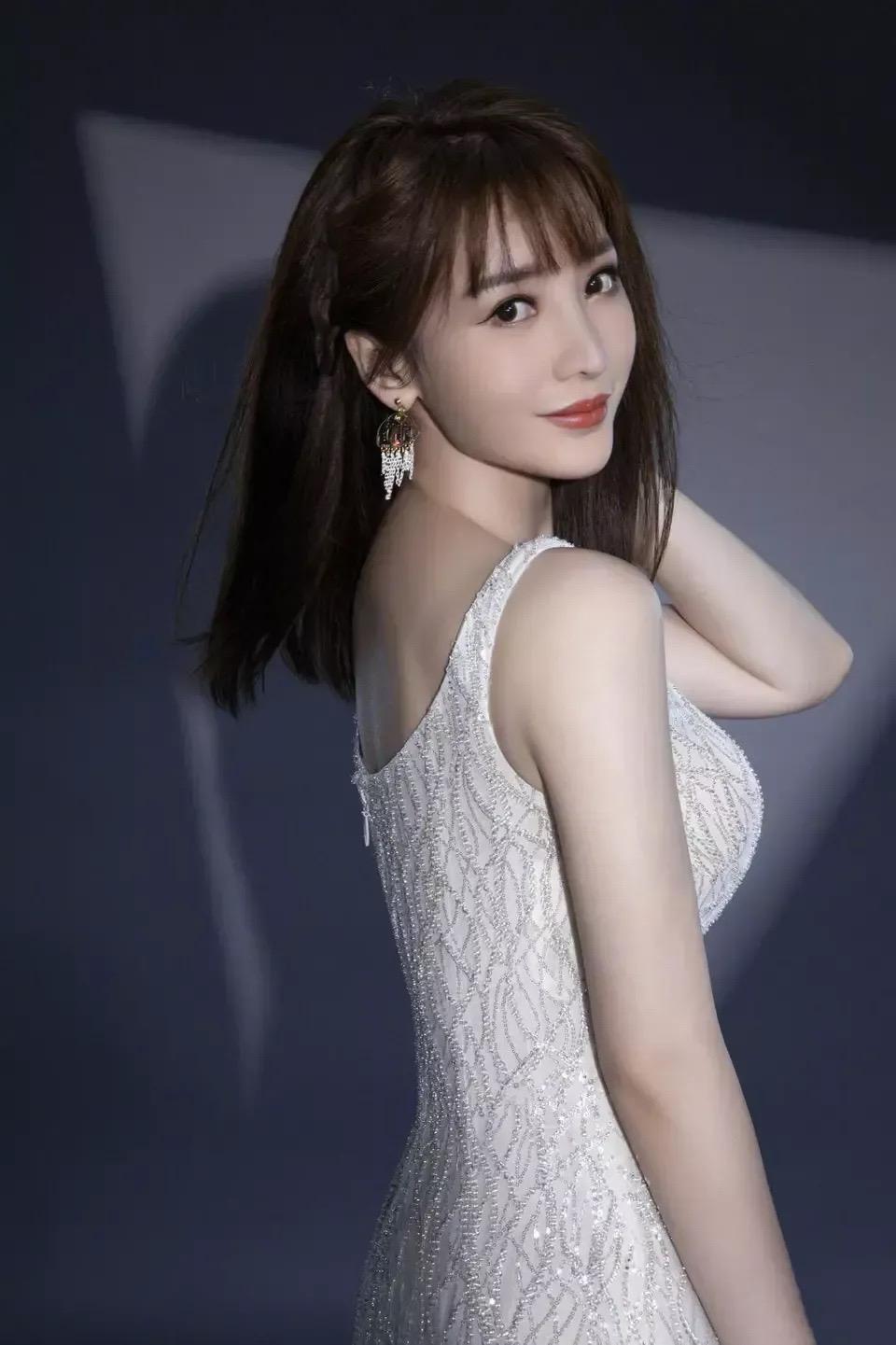柳岩甩乳柳岩甩乳，性感女神的独特魅力-第3张图片