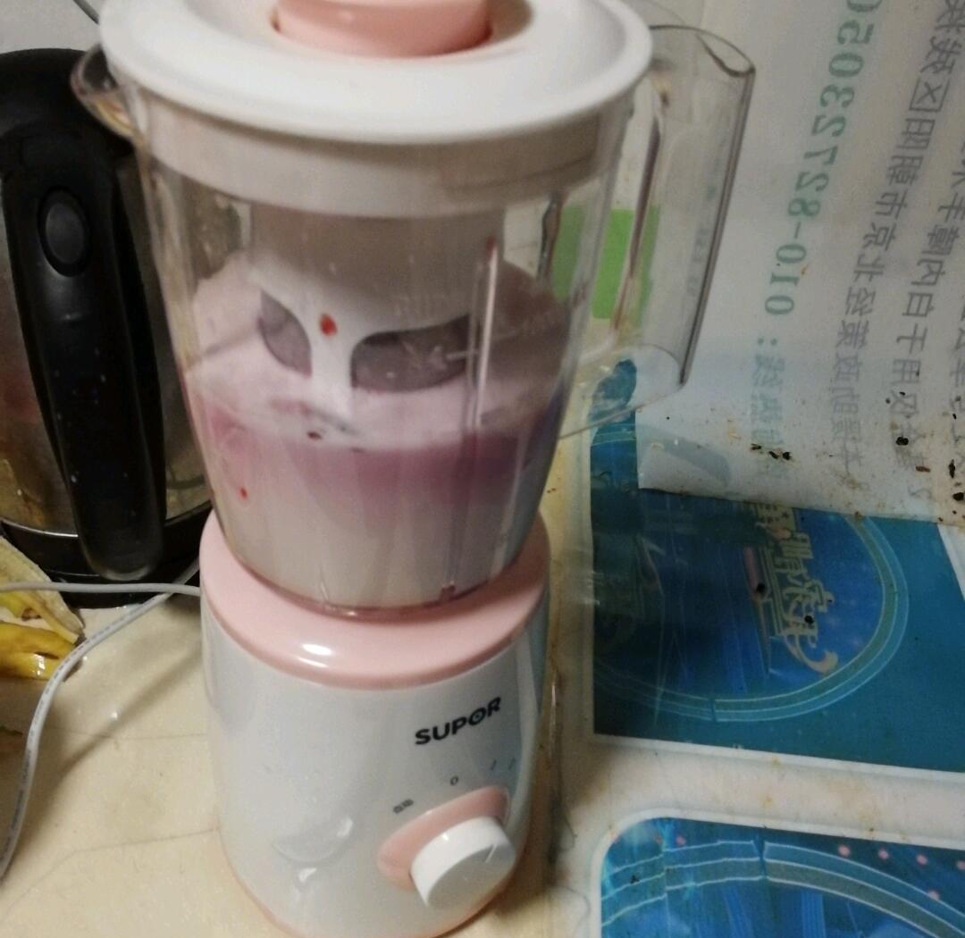 把草莓放里面榨成汁不能掉怎么办把草莓放入榨汁机中，将其榨成汁液，却不能轻易掉落的神奇体验
