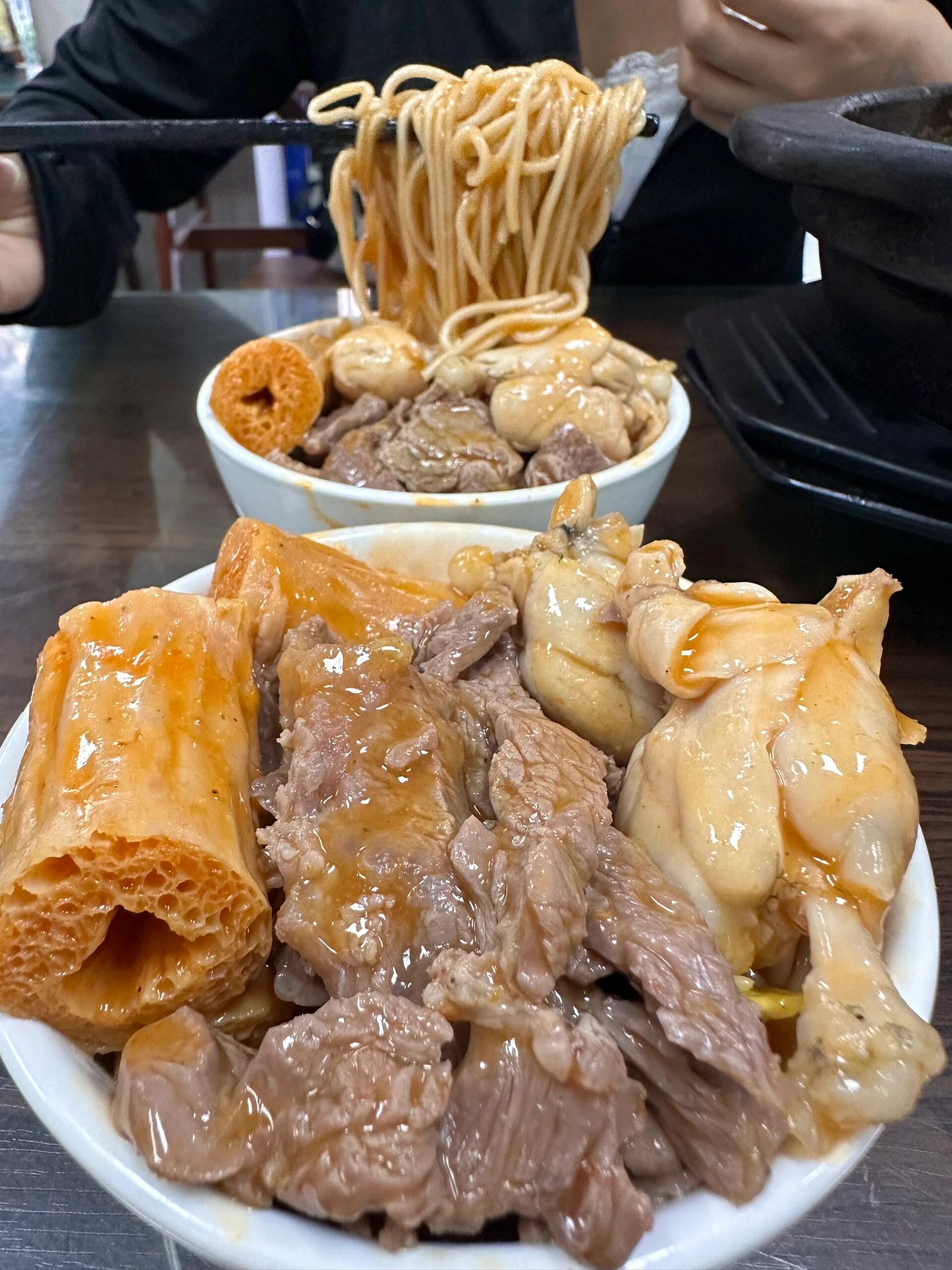 一边吃着营养丰富的面食，一边欣赏着下奶的神奇效果——产后恢复的奇妙体验-第1张图片