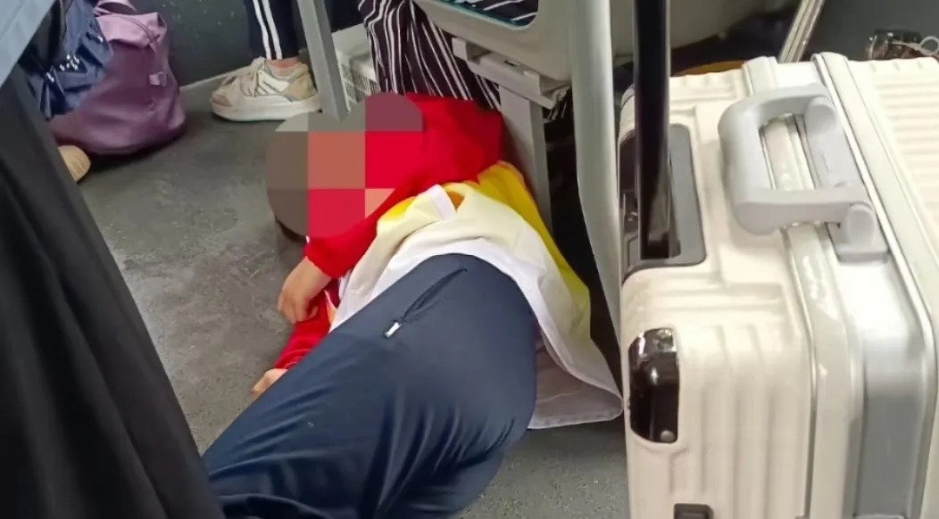 在公交车上被撞了八次高黄在公交车上遭遇八次惊险遭遇-第2张图片
