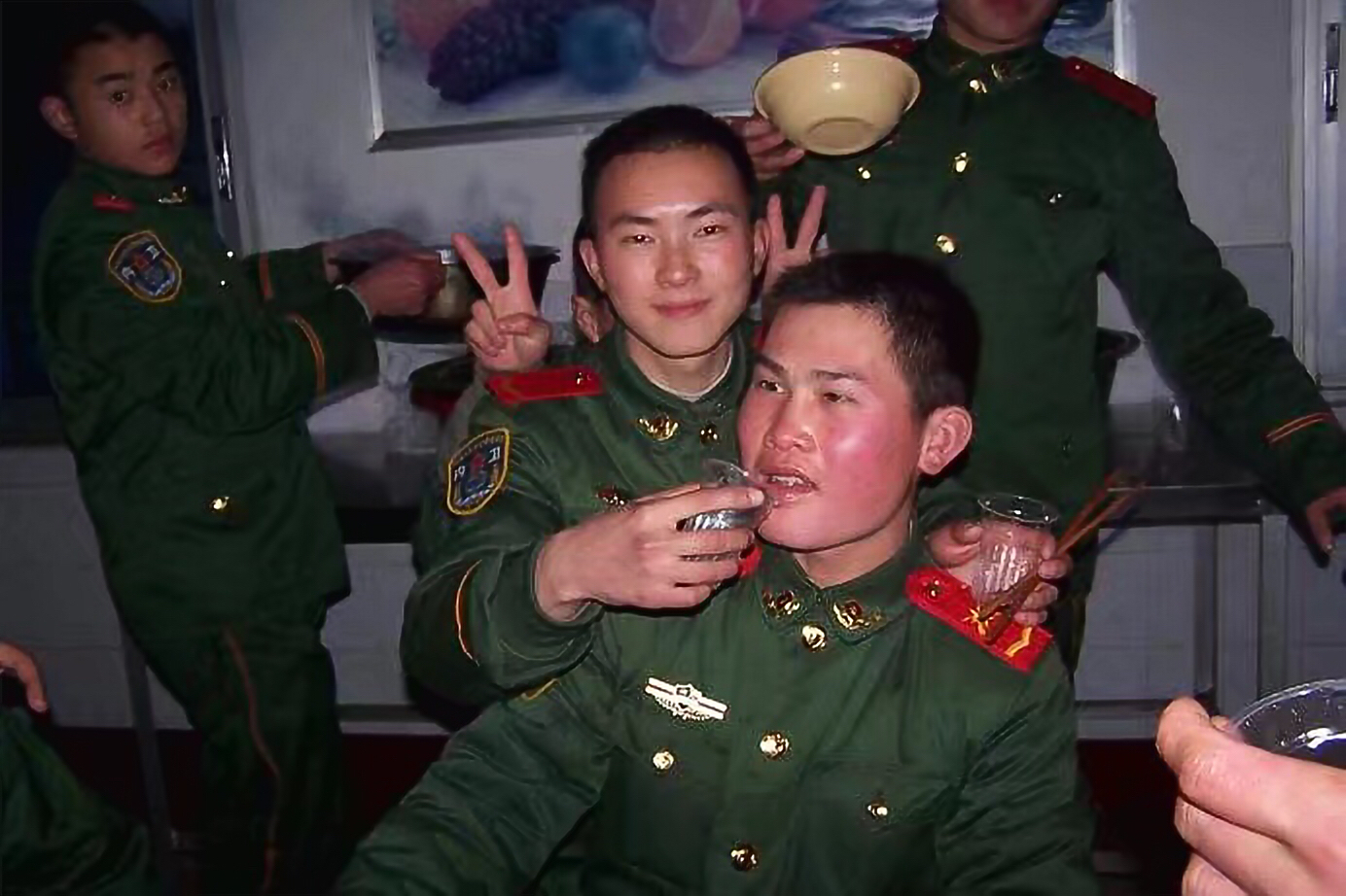 两个东北小伙在部队里的生活男同志网站，探索网络世界的另一片天地-第1张图片