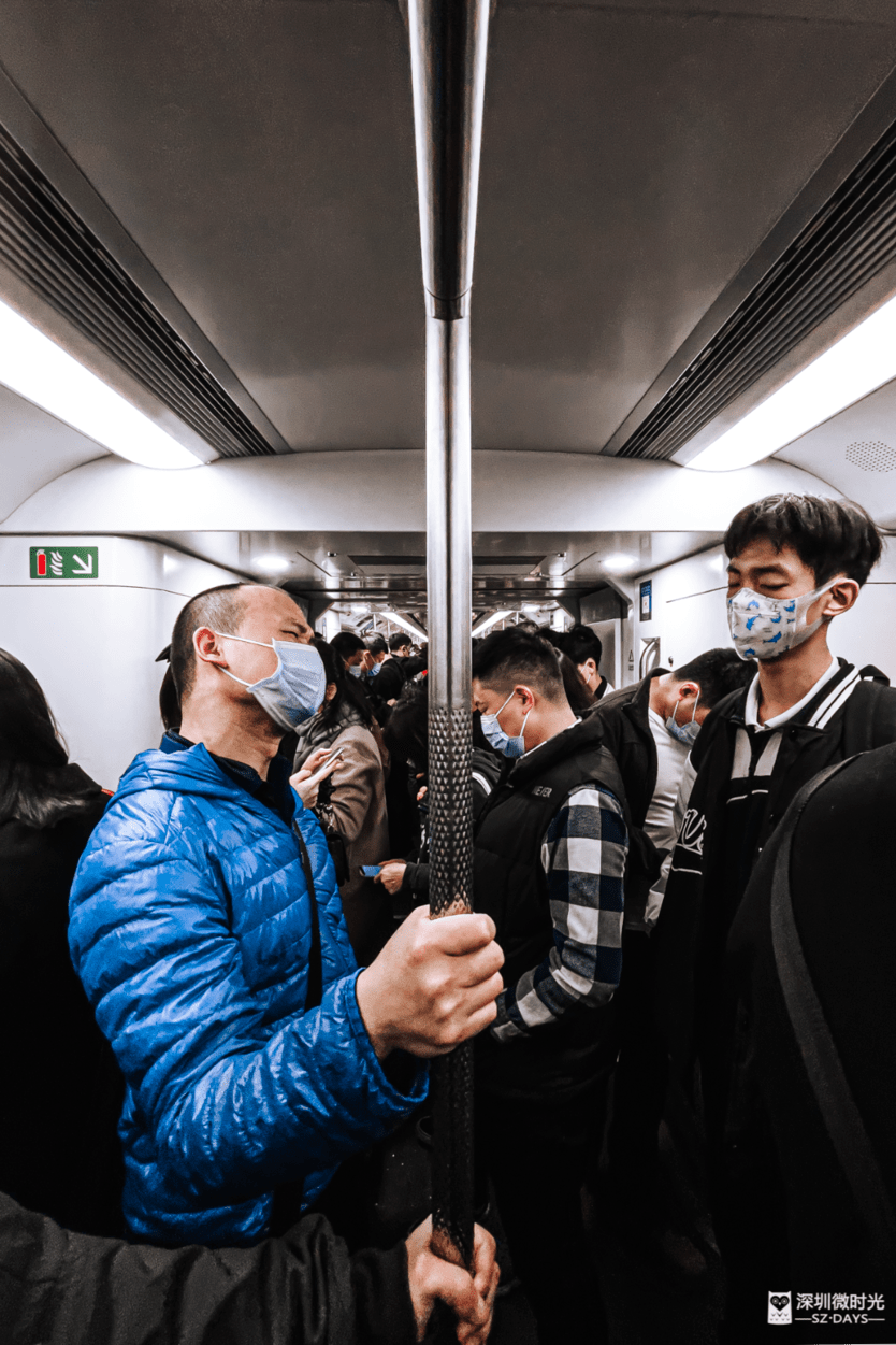 坐公交车最后一排大叔公交车最后一排的大叔-第1张图片