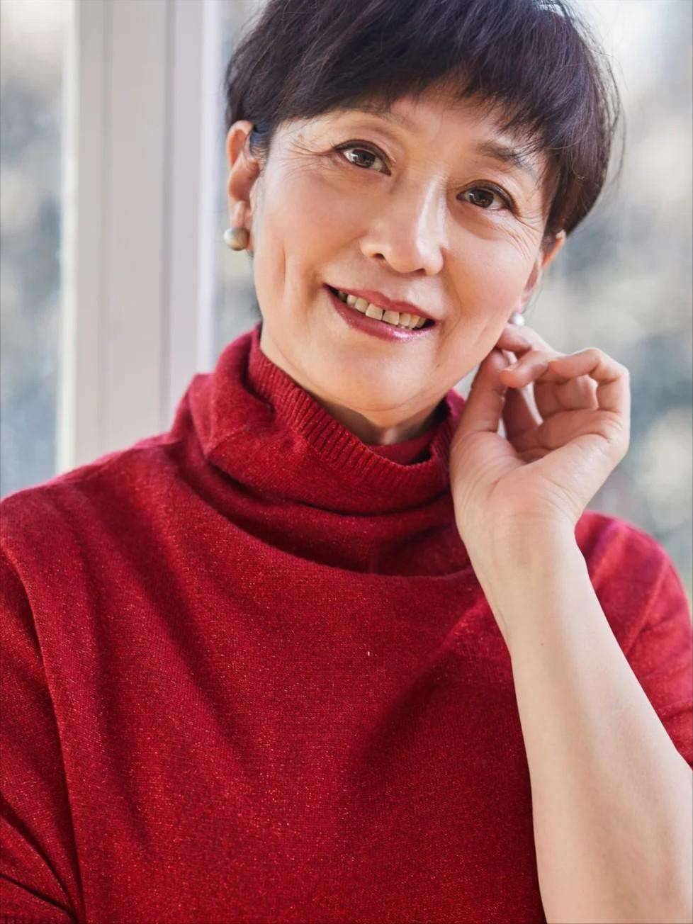 老女人黑森林下的神秘魅力-第2张图片