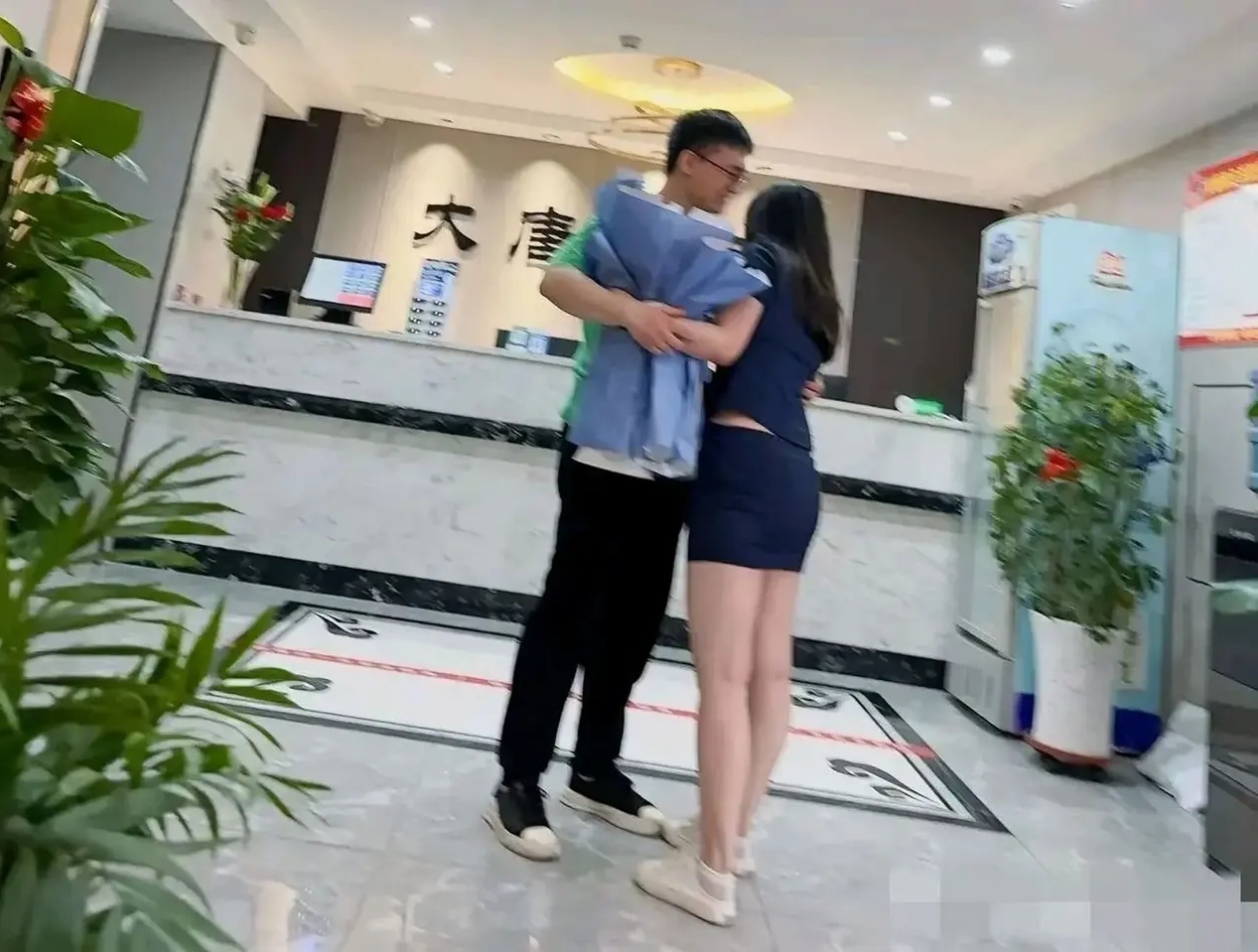 多男同时插一个女人的8p-第3张图片