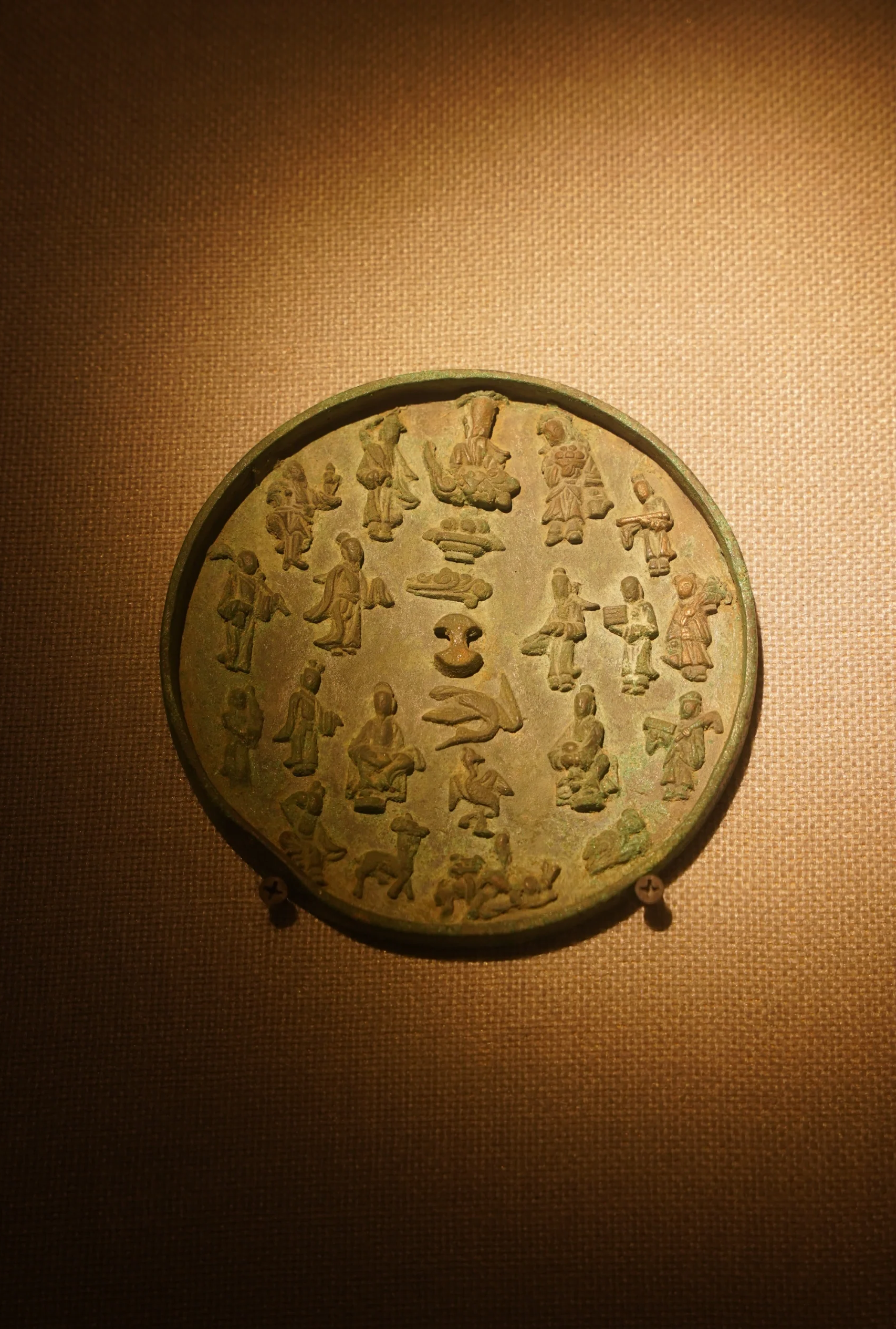 古代铜镜能照清楚人吗古代铜镜，照人清晰度的秘密