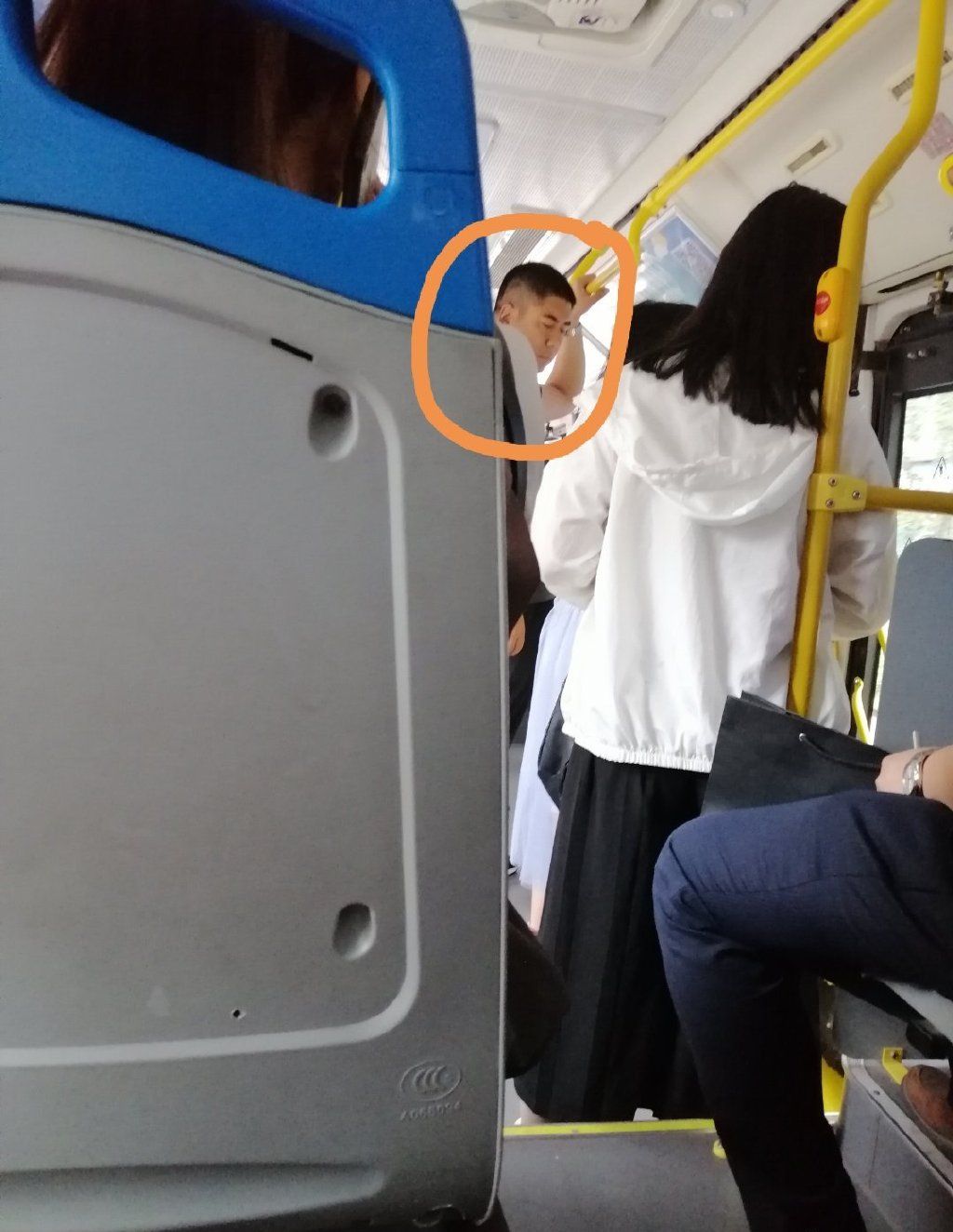 坐在公车最后一排被强坐在公车最后一排的遭遇-第3张图片