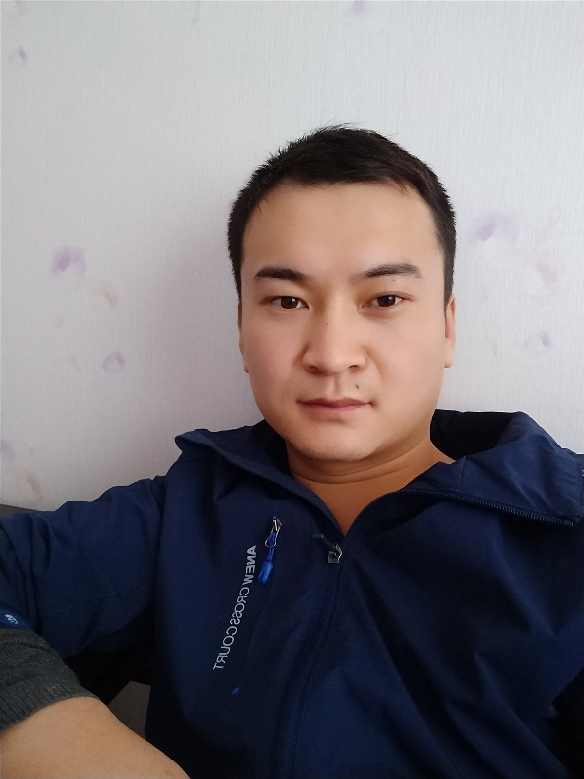 帅哥露j帅哥露j，魅力四溢的时尚焦点-第1张图片