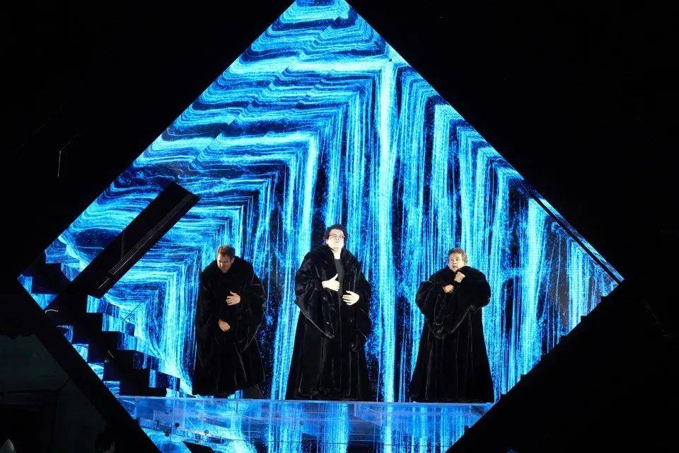 疯狂舞台歌曲疯狂舞台，炫目璀璨的舞台艺术-第1张图片