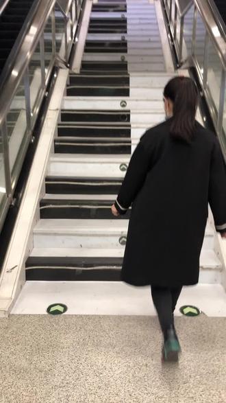 上楼梯每走一步撞一下的困扰-第2张图片