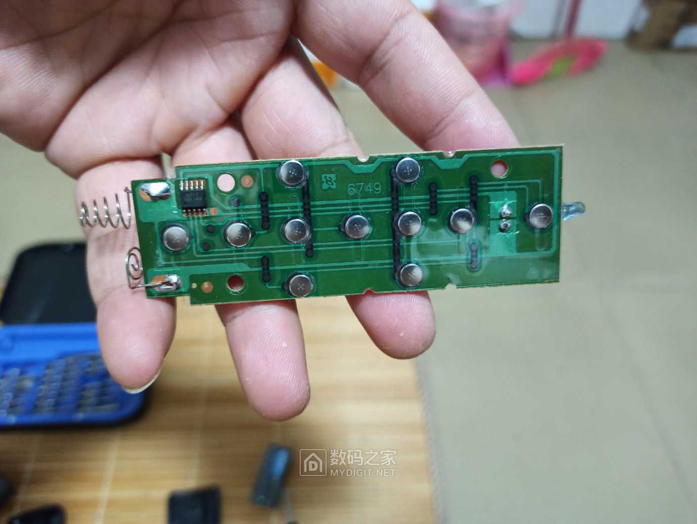 上课突然开了遥控器文上课班长突然开遥控器的神秘事件