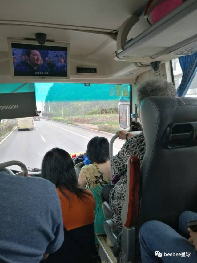 在公交车上跳一下会怎么样在公交上的奇妙一刻，突然的D舞-第1张图片