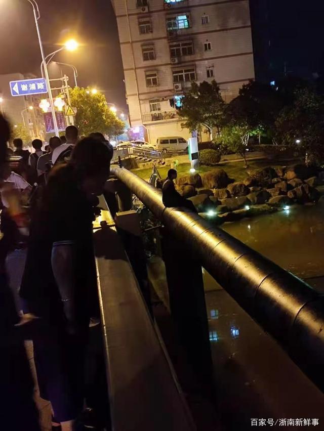 在公交车上跳一下会怎么样在公交上的奇妙一刻，突然的D舞-第3张图片