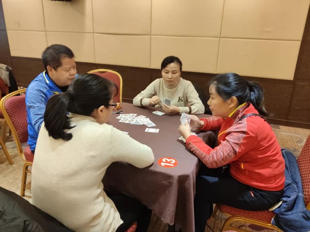 打扑克牌的剧烈运动视频解析-第1张图片
