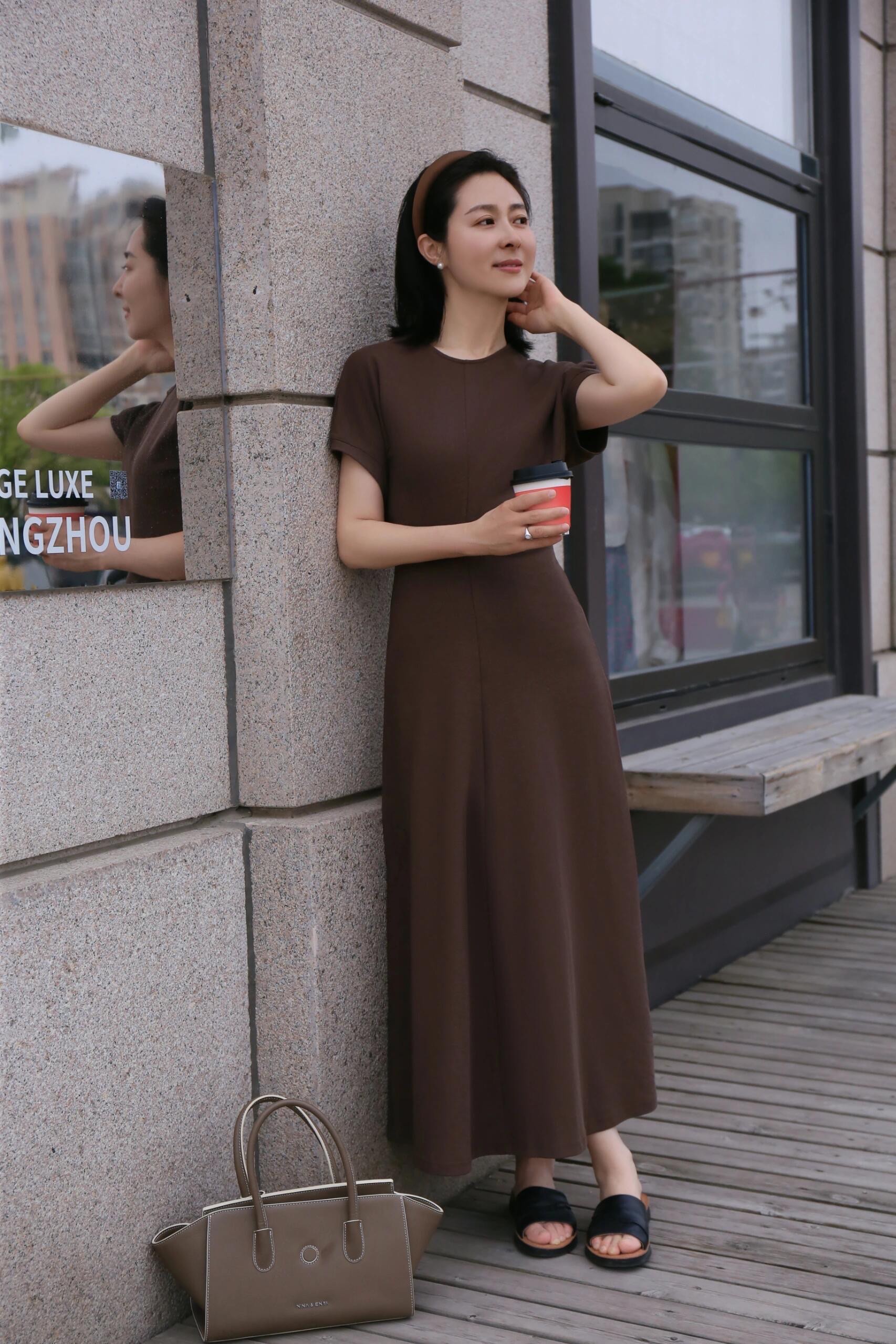 艾莉丝艾莉丝，优雅与智慧的女性典范-第2张图片
