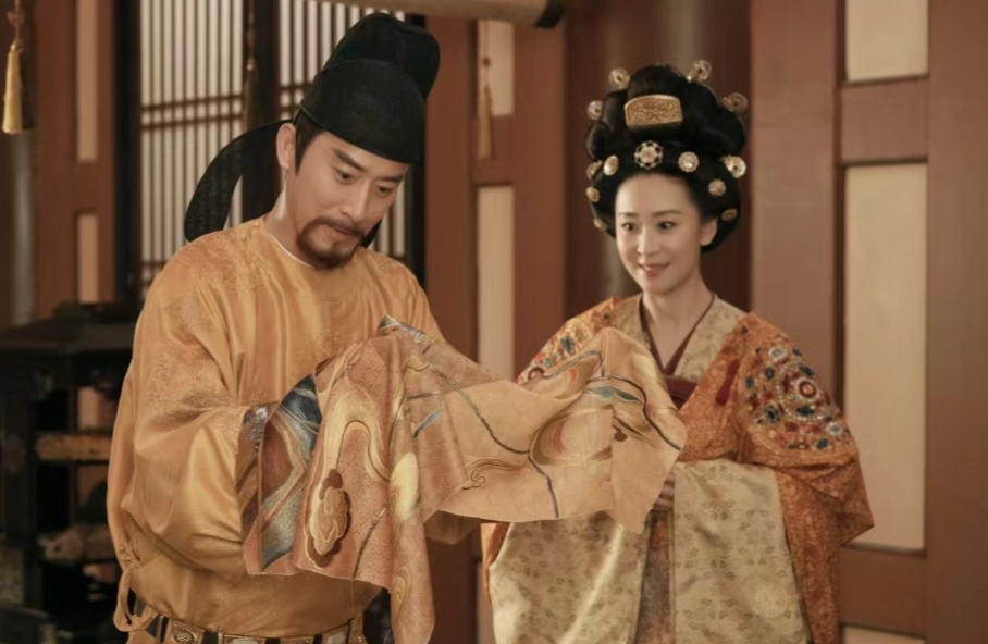 群臣在朝堂上玩太后群臣在朝堂上玩太后-第1张图片