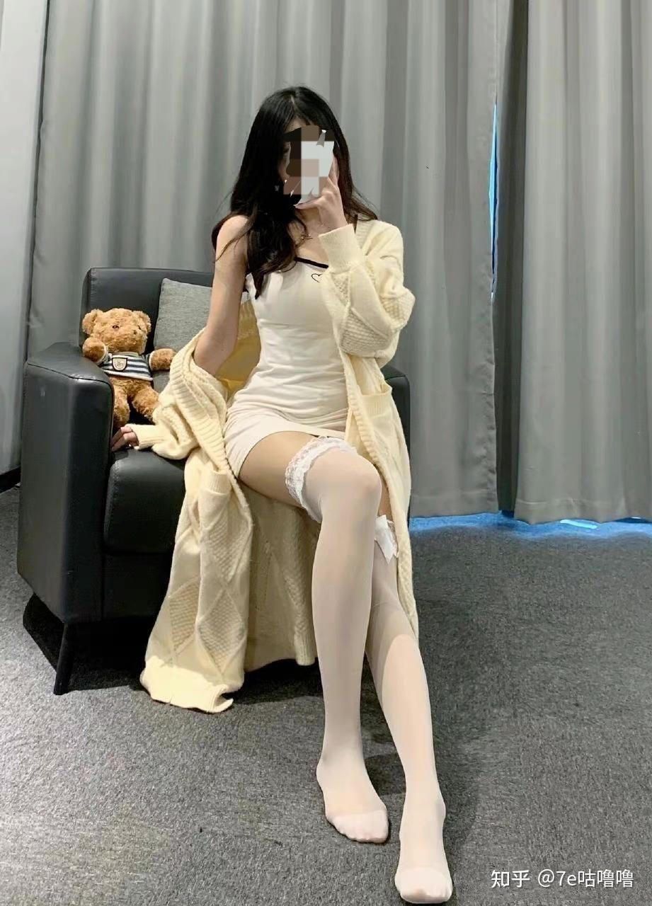 白丝英语老师用腿夹得我好爽高中白丝英语老师用腿夹得我好爽高