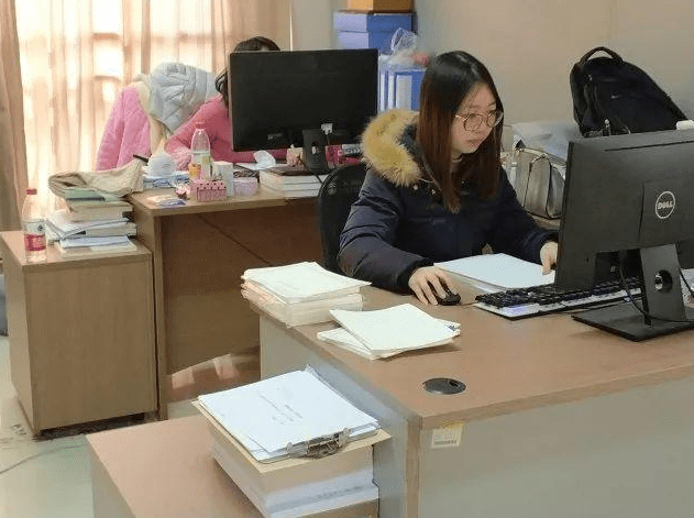 被老师按在办公桌吸奶头-第1张图片