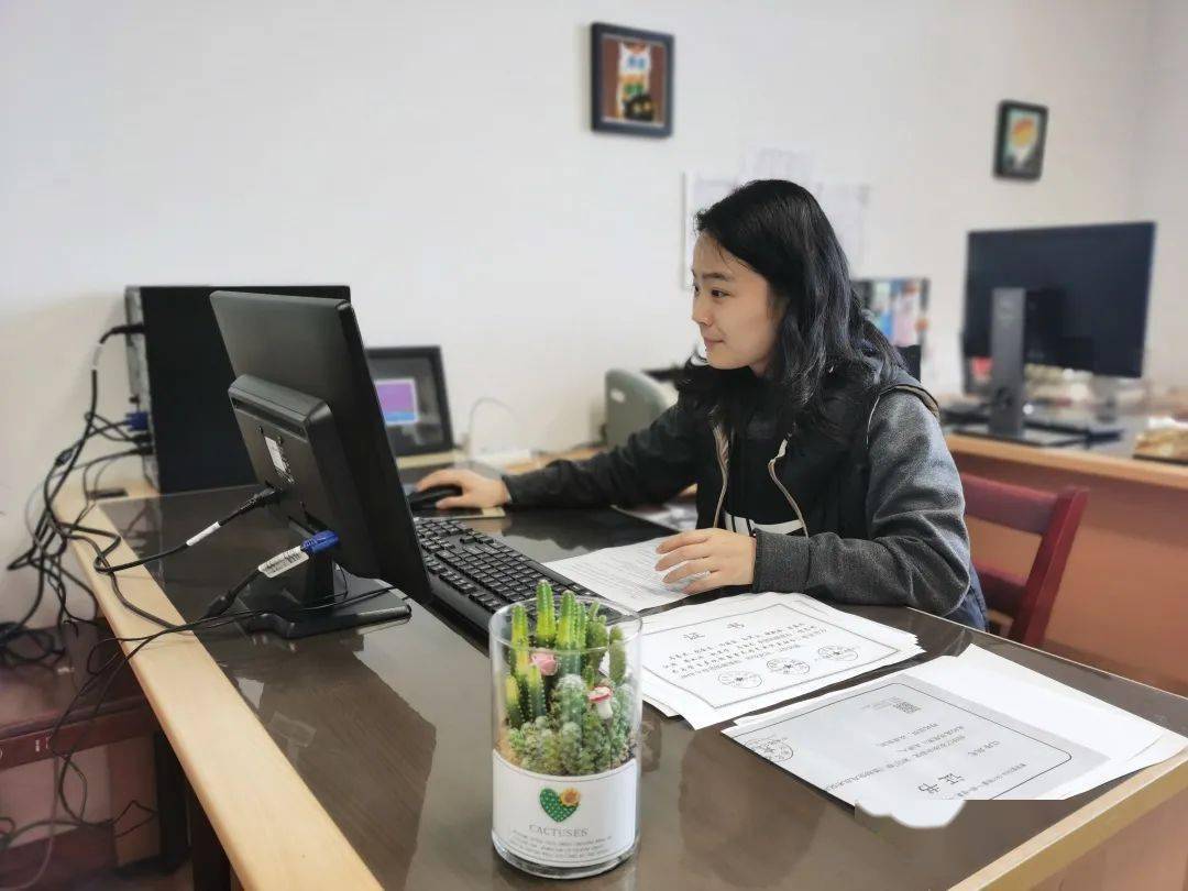 和语文老师在办公室做小说免费观看与语文老师办公室的温馨时光-第2张图片