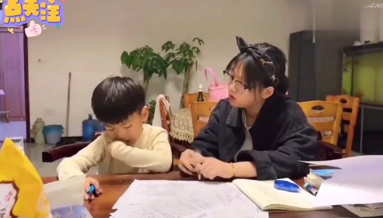 哥哥给弟弟喂饭哥哥给弟平安锁-第2张图片