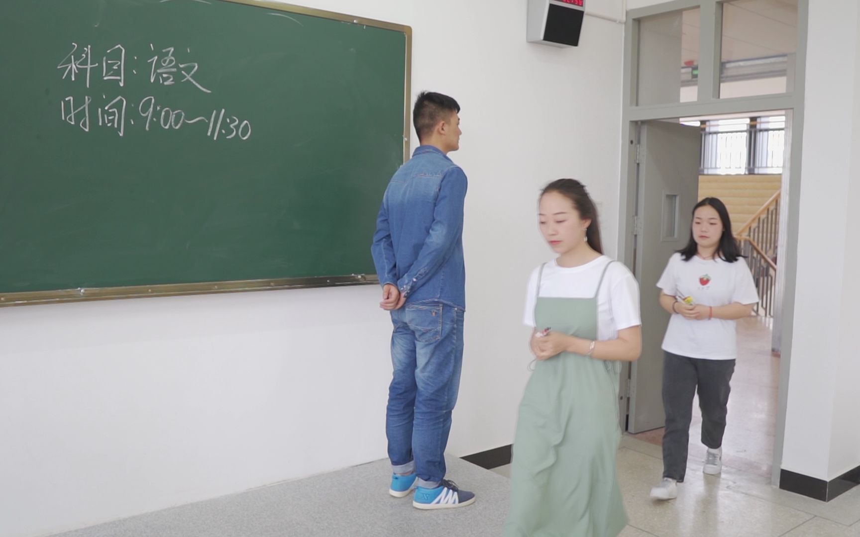 语文老师扒开胸罩喂我奶视频语文老师喂我奶的温馨瞬间-第2张图片