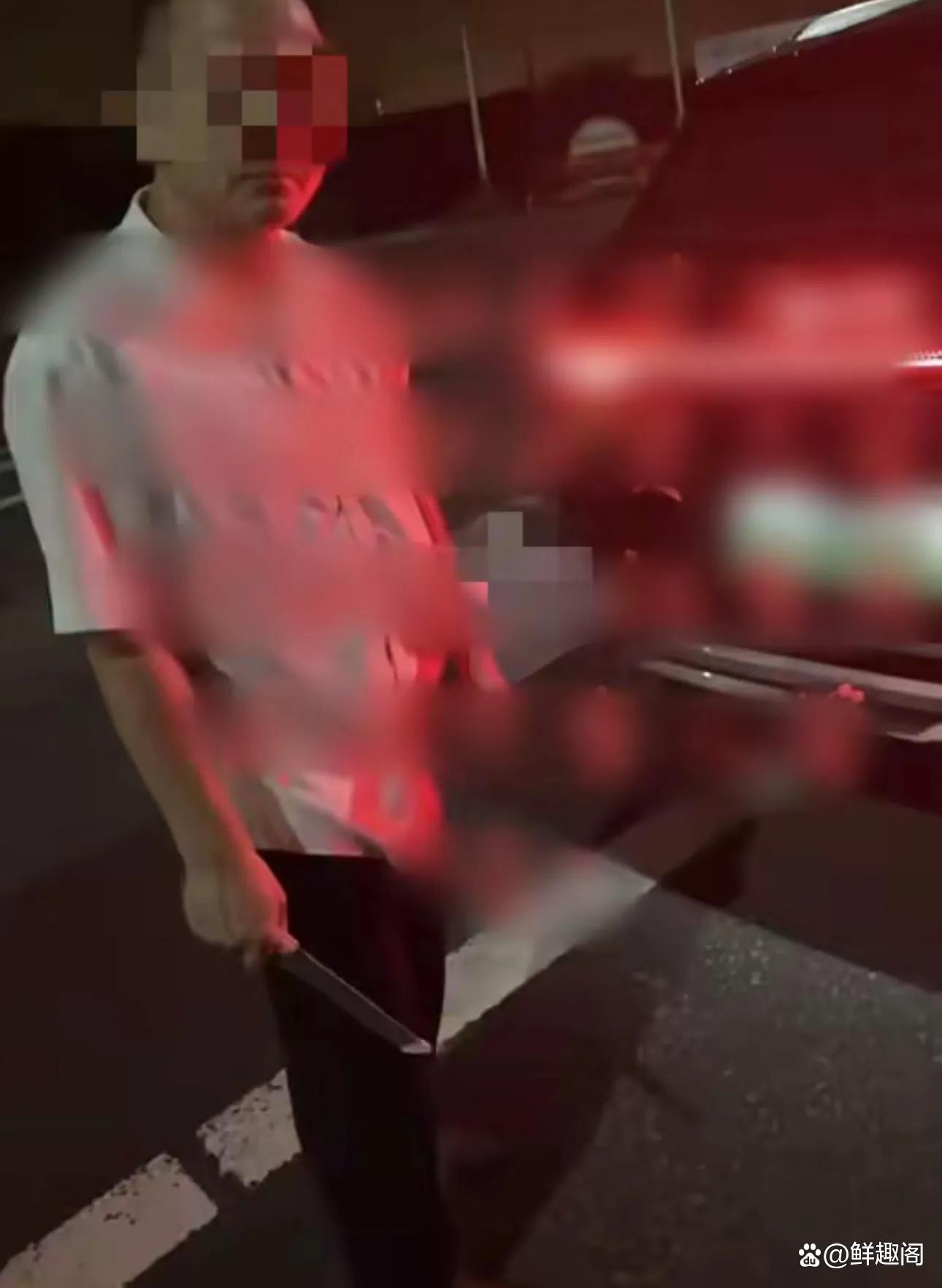 男子被捅事件后仍玩手机