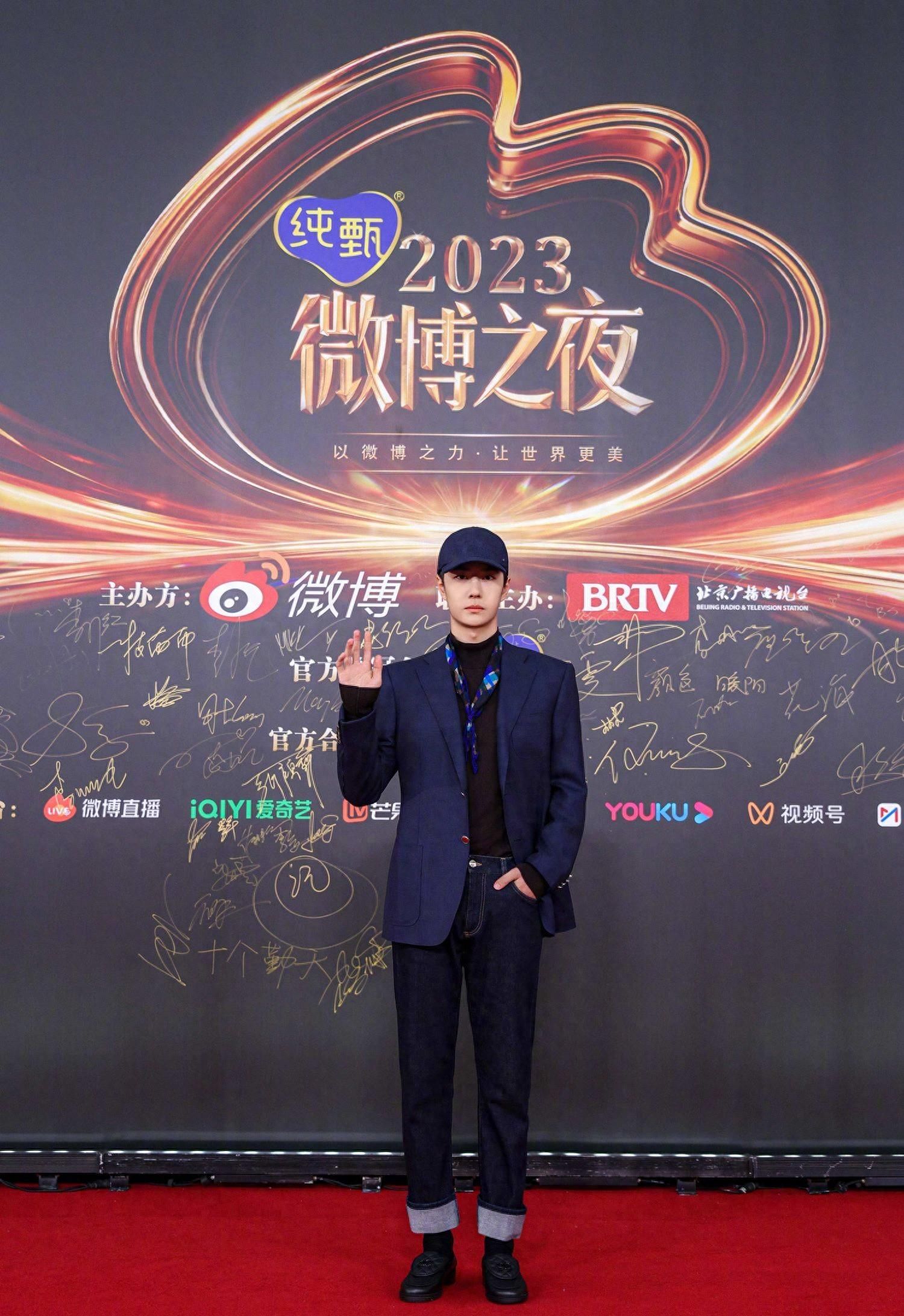 春晚邓鸣贺春晚璀璨星光，邓鸣贺的璀璨绽放
