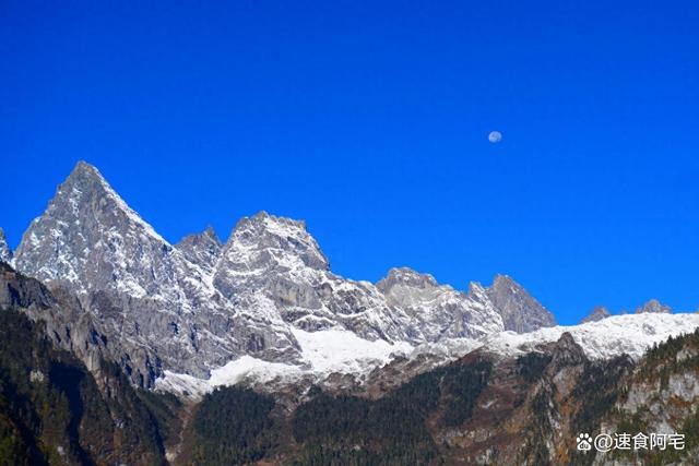 香格里拉在哪香格里拉位于云南省的藏区地区，是云南省内著名的旅游胜地。香格里拉是一个历史悠久、文化底蕴深厚的地区，拥有得天独厚的自然风光和人文景观。