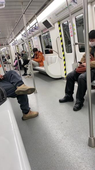 女学生公交车上疯狂输出小说女学生公交车上疯狂输出-第1张图片