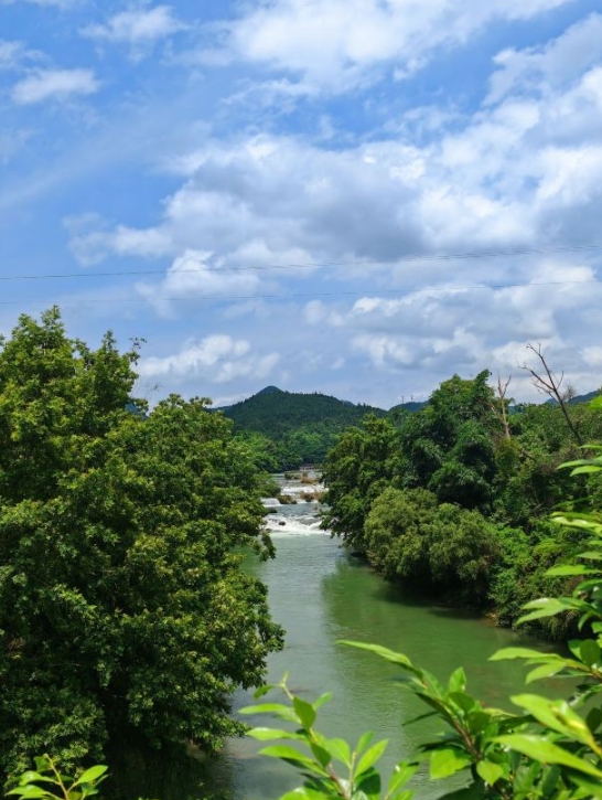 黄果树瀑布在贵州哪里个省哪个市黄果树瀑布位于贵州省安顺市，是中国的著名瀑布之一。它以其壮观的景色和独特的地理环境而闻名于世。-第3张图片
