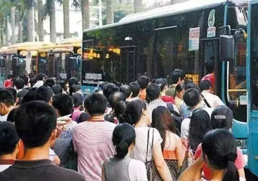 公交车6人轮换制度下的乘客体验-第1张图片